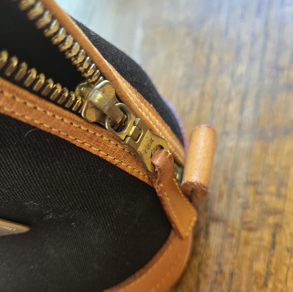 Vintage Dooney & Bourke No. B06640 Cabriolet Zip Satchel in black canvas - Picture 9 of 13